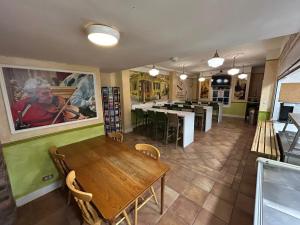 都柏林Gogartys Temple Bar Hostel的餐厅设有1间带桌椅的用餐室