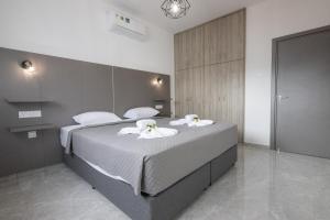 阿依纳帕Bellagio Napa Suites的一间卧室配有一张大床和毛巾