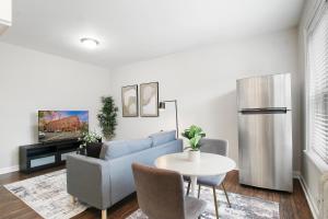 Well-Equipped 1BR Apt in Hyde Park - Harper 404的休息区