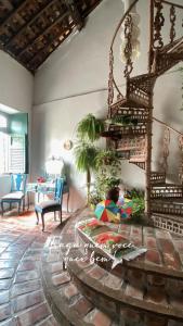 奥林达Casa de Olinda的客厅设有螺旋楼梯。