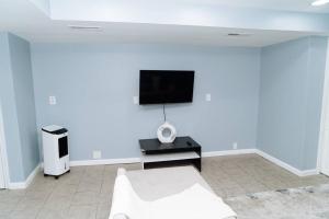 费城King Bed/ apartment/Free St Parking/ Quiet的白色的客厅配有白色的沙发和平面电视。
