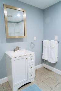 费城King Bed/ apartment/Free St Parking/ Quiet的浴室配有盥洗盆、镜子和毛巾