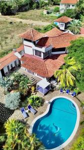 FlandesRancho Rebecca, villa de lujo para un Max 10 personas, vistas panorámicas playa y montañas, piscina, 5 H, 5 B en Guarame, Isla de Margarita的享有带游泳池的房屋的空中景致