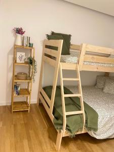 阿尔布费拉Garden Hill Apartment的客房设有带梯子和架子的双层床。
