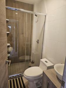 萨利纳斯Villa Country Club Salinas的一间带卫生间和玻璃淋浴间的浴室