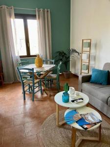 伯吉维奇Rif Holiday Home Stagnone Marsala的客厅配有桌椅和沙发