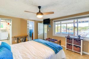 金斯波特Kingsport Boone Lake Hideaway with Deck and Views!的一间卧室配有一张带吊扇和窗户的床。
