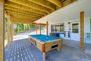 金斯波特Kingsport Boone Lake Hideaway with Deck and Views!的坐在房子门廊上的台球桌