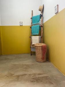 日若卡-迪热里科阿科阿拉Tiny Lagoa的一间备有毛巾架和篮子的房间