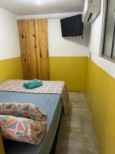 日若卡-迪热里科阿科阿拉Tiny Lagoa的客房设有两张床和一台墙上的电视。
