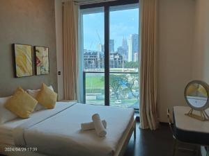 吉隆坡Opus Residence Kuala Lumpur by KL Suite的酒店客房设有一张带大窗户的床。