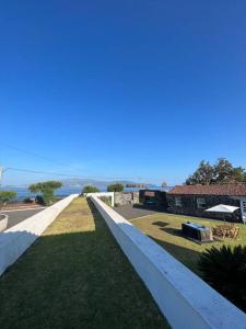 马达莱纳Casa do Cacto - 1 Bedroom Cosy Flat的享有草地庭院和建筑的景色