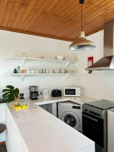 马达莱纳Casa do Cacto - 1 Bedroom Cosy Flat的厨房配有洗衣机和洗衣机。