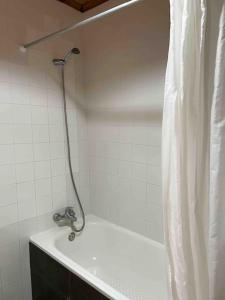 马达莱纳Casa do Cacto - 1 Bedroom Cosy Flat的带淋浴的浴室配有白色的浴帘