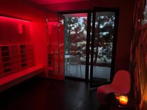 济夫努夫Axel Boutique Jacuzzi & Sauna的红色的房间,配有椅子和桌子
