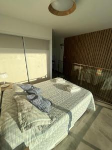 乌斯怀亚Miras Apartment Ushuaia的一间卧室配有床、灯和窗户