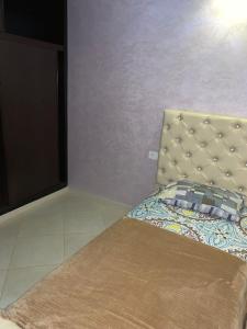 胡塞马Apartments Palace Rif Al Hoceima的一张带床头板的床