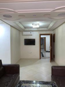 胡塞马Apartments Palace Rif Al Hoceima的带沙发的客厅和天花板上的电视