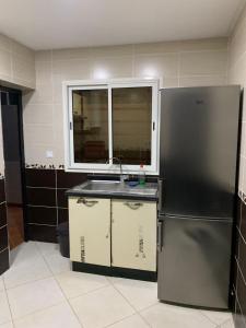 胡塞马Apartments Palace Rif Al Hoceima的厨房配有水槽和冰箱