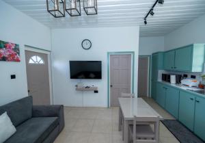 格罗斯岛SOHI Villa的客厅配有沙发和桌子