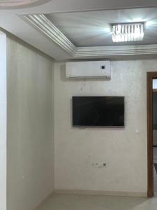 胡塞马Apartments Palace Rif Al Hoceima的墙上配有平面电视的房间