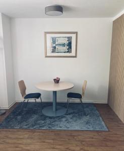 罗伊特林根FREE Apartment - Bei der Stadtmauer的一张桌子和两张椅子