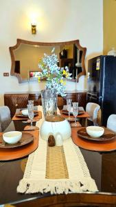 曼苏拉شقة مكيفة مفروشة بالكامل فرش جديد بالمنصورة的一张餐桌,上面有花瓶