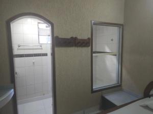 贝洛奥里藏特Motel Onix的一间带镜子和淋浴的浴室