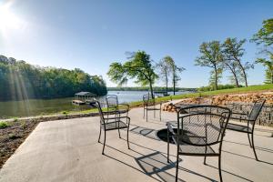 New ConcordBeautiful Kentucky Lake Getaway with Dock and Deck!的湖畔一排椅子