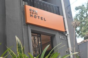 圣保罗Unity Hotel - Paulista - SP的建筑一侧的酒店标志