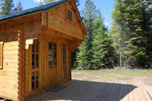 MaynoothCozy Cabin #2的小木屋,设有木板