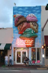 迈阿密Quiet Studio Near Calle Ocho in Miami的建筑一侧有甜甜圈的标志