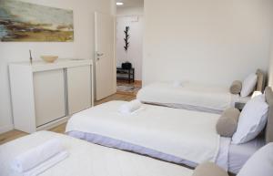 萨拉热窝Apartment Nanami的白色墙壁客房的两张床