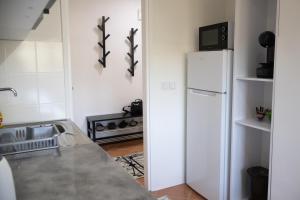 萨拉热窝Apartment Nanami的厨房配有白色冰箱和水槽