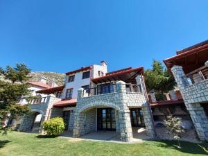 阿拉霍瓦Delphi Gorge-view Chalet, Arachova的一座大型石头建筑的图象