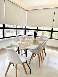 萨利纳斯MARBONI的一间配备有白色桌椅的用餐室