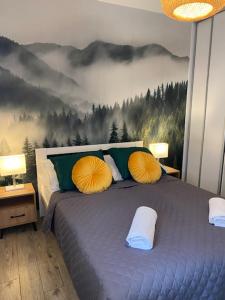 扎科帕内Apartament pod Smrekiem的一间卧室配有一张壁画床