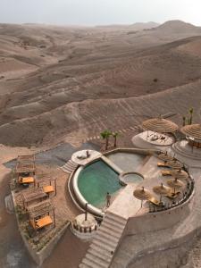 马拉喀什Maison linda的沙漠中的一个游泳池