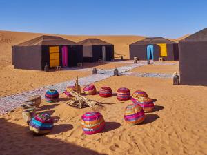 马拉喀什Maison linda的沙漠里一群五颜六色的球
