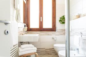 玛里纳罗米亚塔温尼塔酒店的一间带水槽和卫生间的浴室