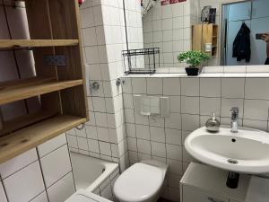 科隆Recharge in the wonderful heart of Cologne!的白色的浴室设有水槽和卫生间。