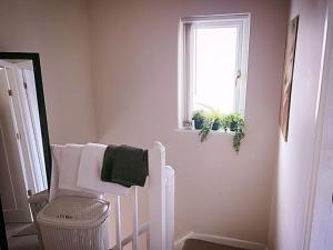 奥尔德姆Entire 3 Bed Home in Oldham的白色的浴室设有毛巾架和窗户。