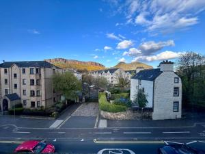 爱丁堡Edinburghs Arthurs seat View的享有城市美景,拥有建筑和街道