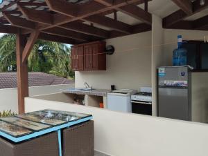 喀巴里特Okaina Studio Rooftop的厨房配有炉灶和台面