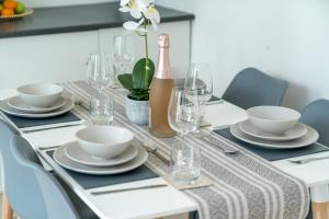 吉尔福德Prime Living的一张餐桌,提供白色菜肴和一瓶葡萄酒