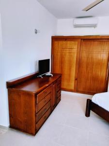 喀巴里特Okaina Studio Rooftop的一间卧室配有一张木桌和一台电脑