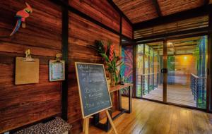 卡维塔La Shamana - Ecological Concept in Jungle的木墙上的粉笔板房间