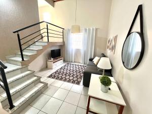 皮拉西卡巴Casa Ampla - Ótima Localização的一间带楼梯和沙发的客厅