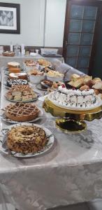 帕罗卡坎布雷拉酒店的一张桌子,上面放着许多不同类型的蛋糕和馅饼
