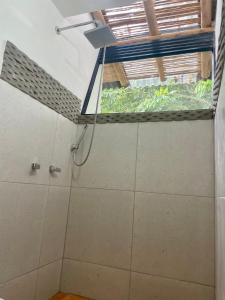 卡拉尔卡Ecohotel Alma的带淋浴的浴室,带窗户